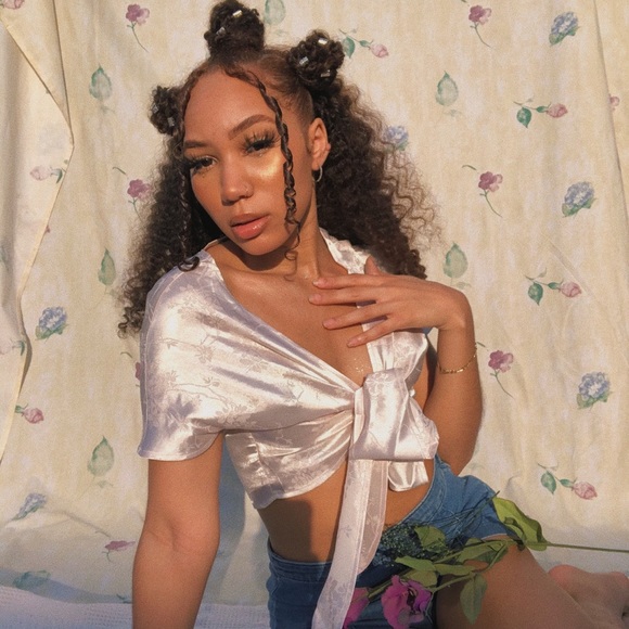 WHITE DETAIL TOP - Picture 2 of 4